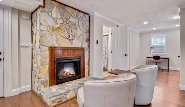 902.B Historical Beachfront Duplex Sauna, Fireplace Hot Tub, Beachfront Grilling & Kayaks