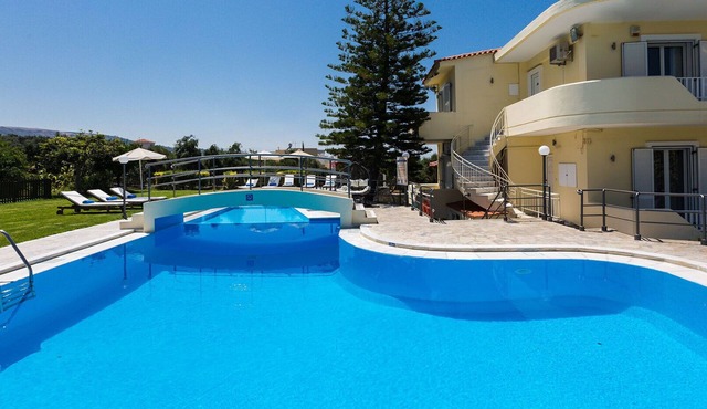 90m2 Pool, Pool, basket, playground, soccer, volley and more!