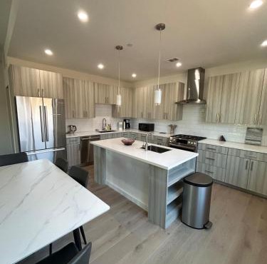 912 Brand New Spacious Tonwhome 3br 3ba sleeps 9