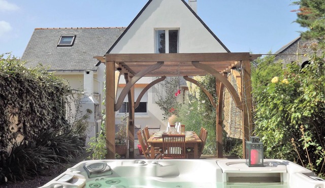 A 250 m from the sea, renting a villa for 12 people. Spa .