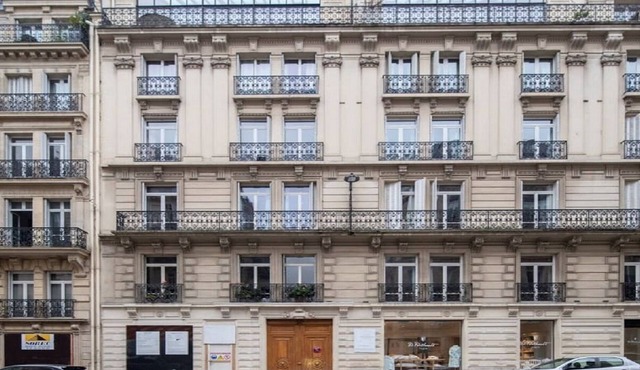 A 250m2 Champs Elysees abode for an extra glamorous stay in the city of lights