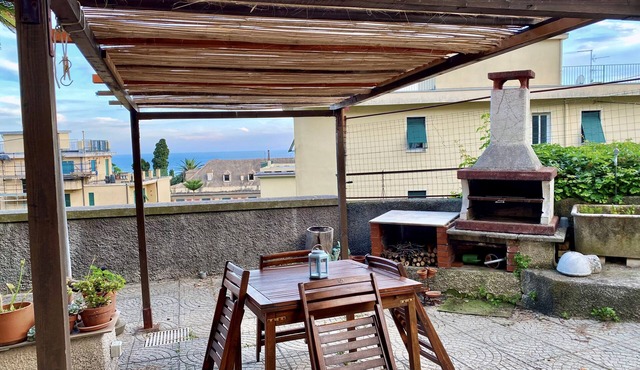 A 5-minute walk from the sea with a delightful sea-view garden.