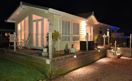 A and C Lodge Plot 21 HUGE HOT TUB Pet friendly No Commercial Vans