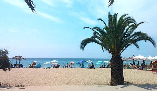 a beachfront villa at Moudania with 5 bedrooms for 10 guests