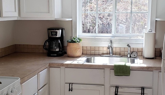 A beautiful 2 bedroom cottage-style cabin minutes from Rushmore
