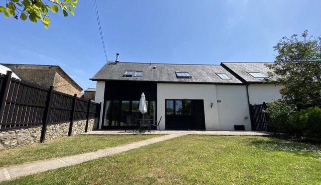 A beautiful conversion of a 400-year-old threshing barn. Pet-friendly.