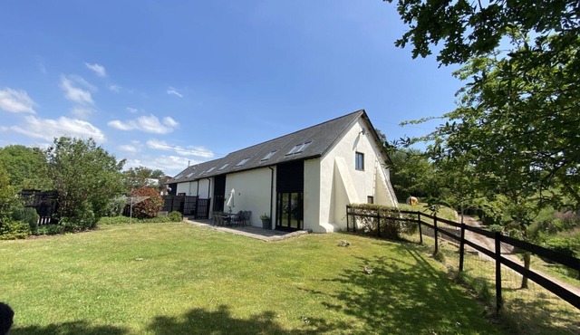 A beautiful converted 400-year-old threshing barn. Pet-friendly.