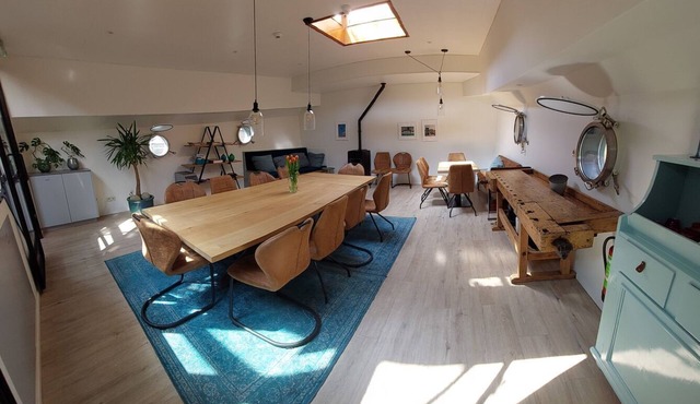 A beautiful vacation 'house' on the water in Rotterdam center