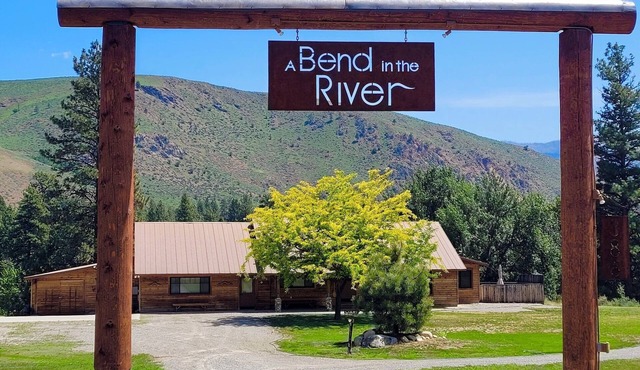 A Bend in the River Lodge-Sleeps 30, Dog Friendly, Close to Winthrop!
