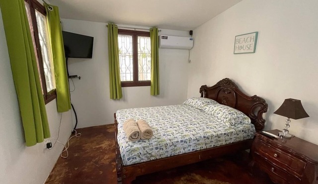 A block from Chipipe beach Salinas cost studio for 5 Salinas with AC