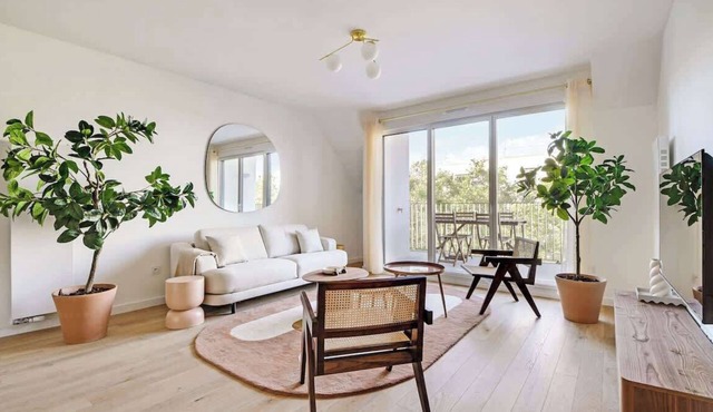 A Bright 3-BR/2BA in Clichy