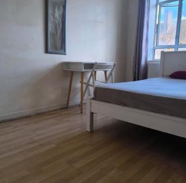 A bright, comfortable double room in family friendly household