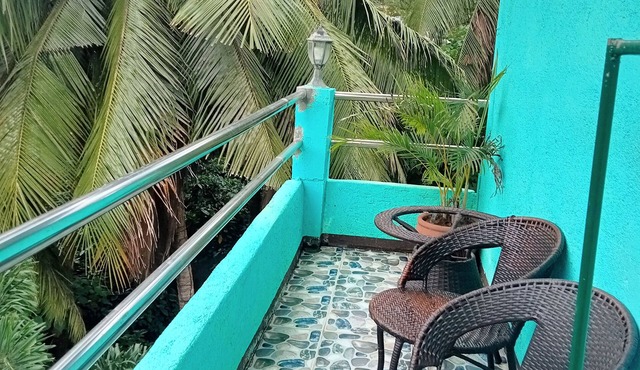 A budget accomodation with 5 rooms and easy to access to all bars and island tou