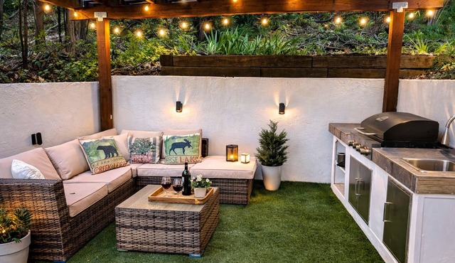 A cabin with beautiful mountain views and outdoor lounge