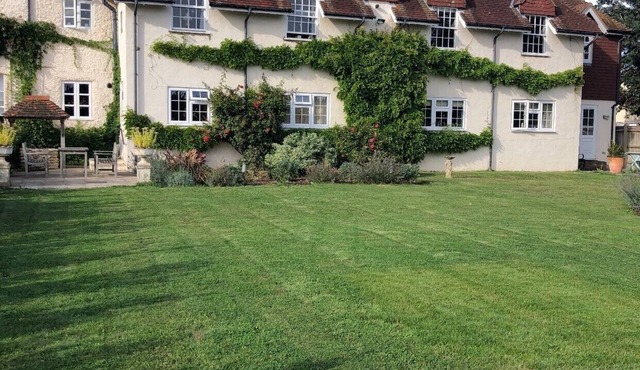 A charming 2-bed suite 15 mins away from Chichester & Glorious Goodwood!