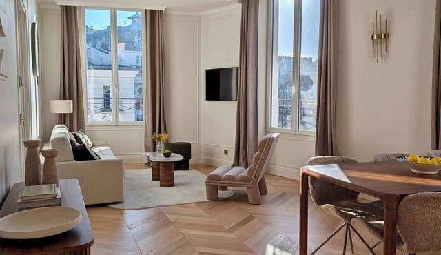 A Charming 2-BR/2BA - Montorgueil