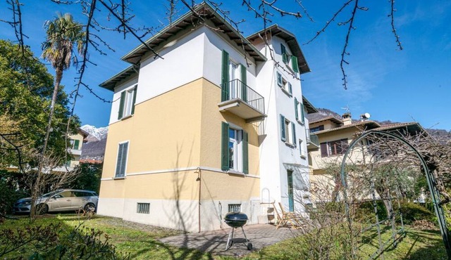 A charming, detached, 200-square-meter period house on three levels, accommodating up to 10 people.The property is located in Gravedona e Uniti, a charming village on the northwest shore of Lake Como, known for its historic center and picturesque lakefro