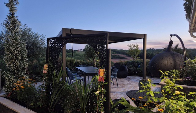 A CHARMING VACATION RENTAL IN THE HEART OF A LUSH GREEN SETTING