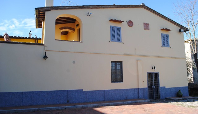 A comfortable apartment in the Tuscan countryside next to the city center.