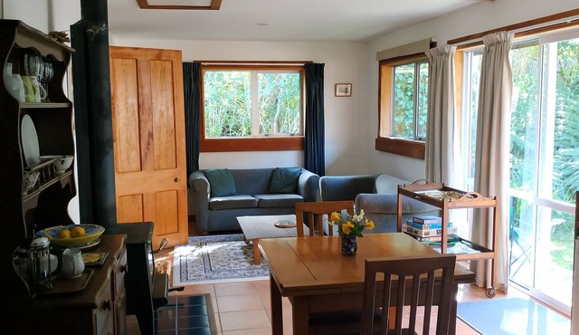 A comfortable, private, country apartment. 300mts walk to safe sandy beach.