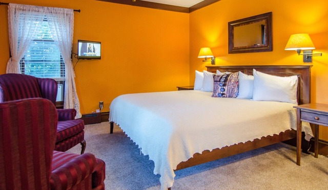 A comfy 2nd Floor King B&B guestroom in Downtown Shelburne - Delicious Breakfasts! VAN