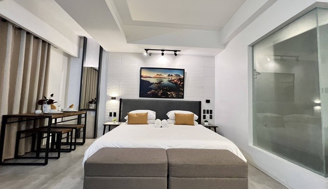 A comfy, chic, spacious room with parking and Pet-Friendly!