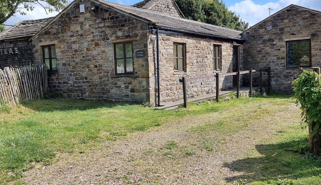 A cottage that sleeps 4 guests in 2 bedrooms
