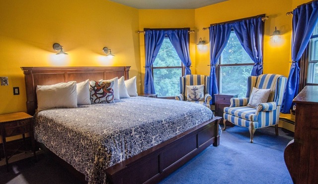 A cozy 2nd Floor King/Queen 2-room Suite B&B in Downtown Shelburne - Delicious Breakfasts! HAR