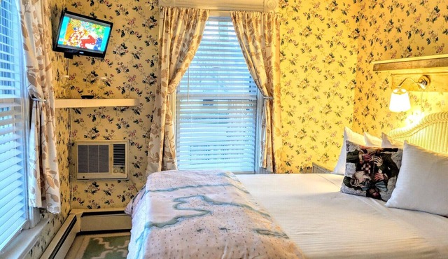 A cozy 2nd Floor Queen Room 108 sqft Bed & Breakfast in Downtown Shelburne! DYT
