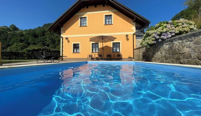 A cozy and luxurious house with a pool beneath mount Donačka gora.