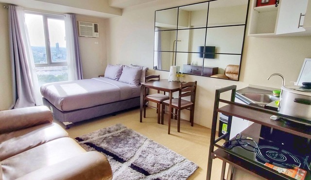 a cozy studio unit located at the city center near shopping and restaurant areas
