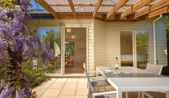 A delightful studio in idyllic Mapua Village, perfect from which to explore the Tasman region