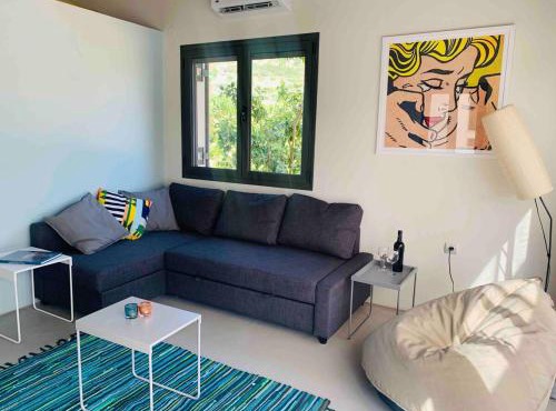 A designed loft studio a minute walk to the beach