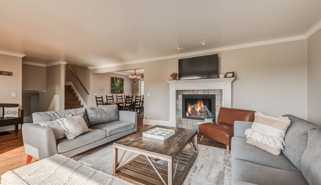A Downtown Edmonds Kind of Stay! Spacious 4Bedroom+2.5Bath Close to Everything.