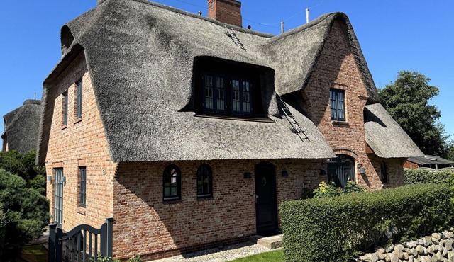 A dream under thatch near the Wadden Sea