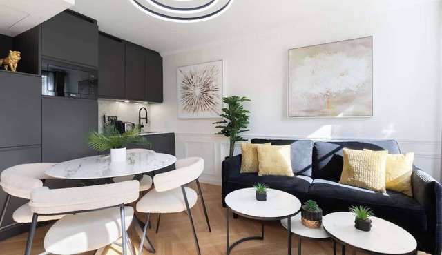 A Elegant 1-BR with Services in Batignolles