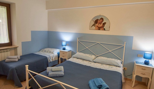 A few minutes from Assisi, apartment for 2 or 3 people with outdoor pool
