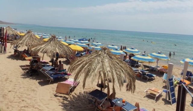 A few minutes from the beach and the spa .. surrounded by fertile countryside full of olive groves and vineyards, perfect for exploring Sicily Agrigento -Palermo-Trapani