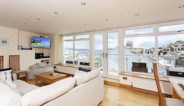 A few minutes’ walk from the harbour, with sea views and 7 bedrooms