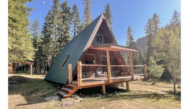 A-frame Cabin: secluded rustic retreat