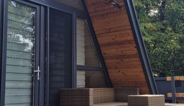 A frame cabin with AC and firepit in Baia Mare