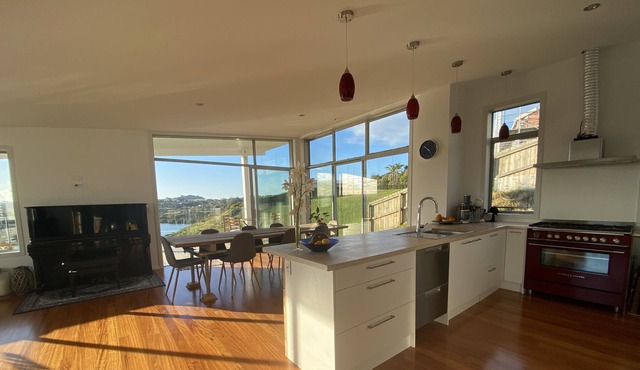 A fully equipped house with spectacular views, close to town and Bay of Islands.