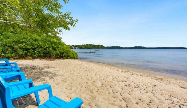 “A Gem” 4BR & 2BA—Private Sandy Beach & Bike Path Access