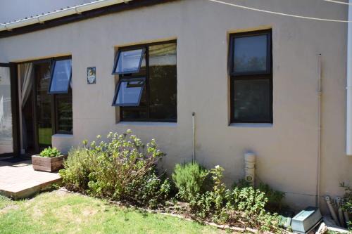 A gorgeous studio with pool and mountain views at Goedehoop, Strand, Western Cape