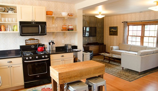 A Handsome Newly Remodeled Vintage Inspired Apartment In Downtown Newberg, OR