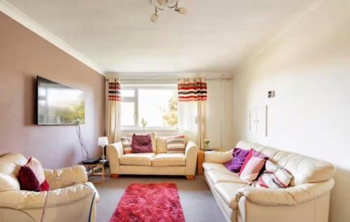 A Home from Home -2 Bed Flat & Free Driveway Parking