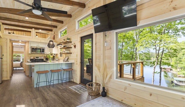 A Lakefront Tiny Cabin: Hot tub, Kayaks, SUP, Canoe, Hike, Near Jocassee