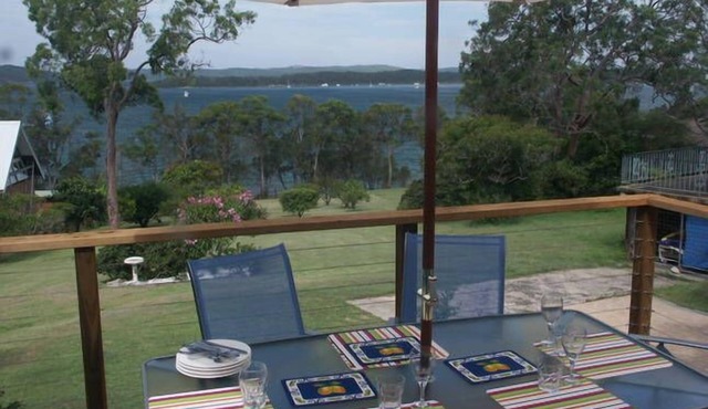A Lakehouse Escape on the Waterfront