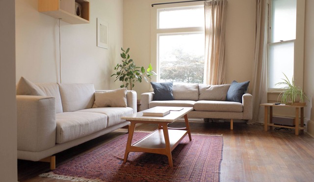 A light and spacious house with deck in the heart of historic Kingston