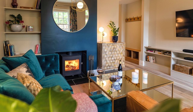 A luxurious 2 bed house in central Chichester. Courtyard garden and parking.
